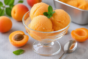 sorbet à l’abricot servi en coupe avec morceaux d’abricot frais