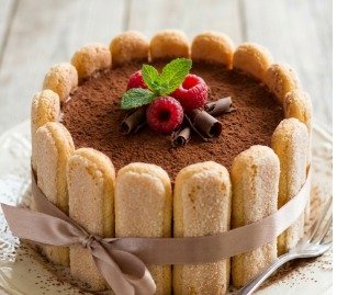 charlotte à la mousse au chocolat décorée de framboises